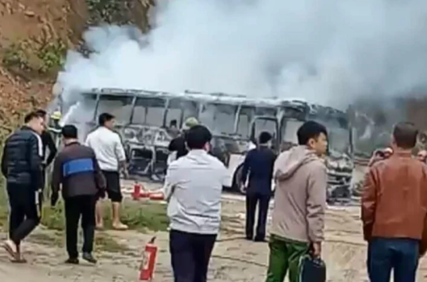 Ô tô du lịch chở học sinh đi tham quan bốc cháy dữ dội ở Hoà Bình - Ảnh 2